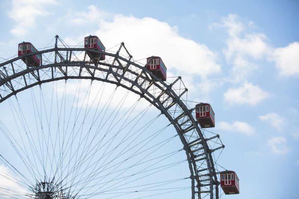 vista della ruota panoramica del prater, vienna, austria tra alberi verdi primaverili - vienna ferris wheel prater park austria foto e immagini stock