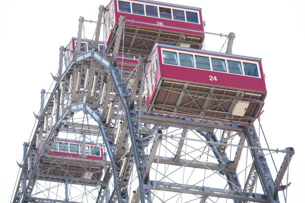 vista della ruota panoramica del prater, vienna, austria tra alberi verdi primaverili - vienna ferris wheel prater park austria foto e immagini stock