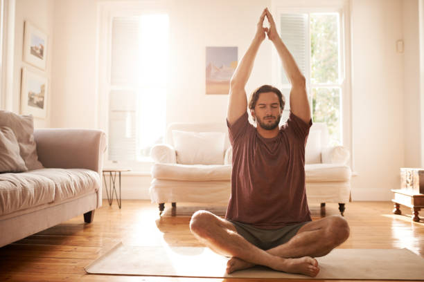 meditando fez de uma pessoa muito mais calma - men exercising equipment relaxation exercise - fotografias e filmes do acervo