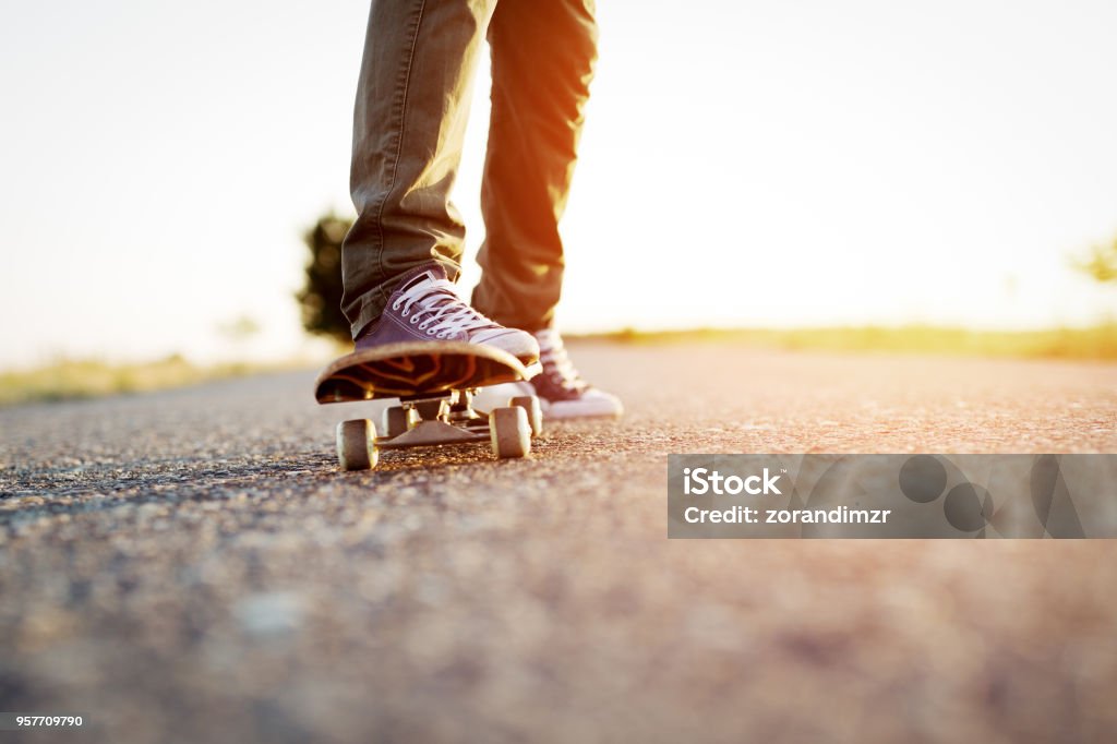 Nahaufnahme der Teenager Skateboarder Beine - Lizenzfrei Skateboardfahren Stock-Foto