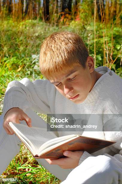 Menino De Leitura - Fotografias de stock e mais imagens de Adolescente - Adolescente, Adolescência, Ao Ar Livre