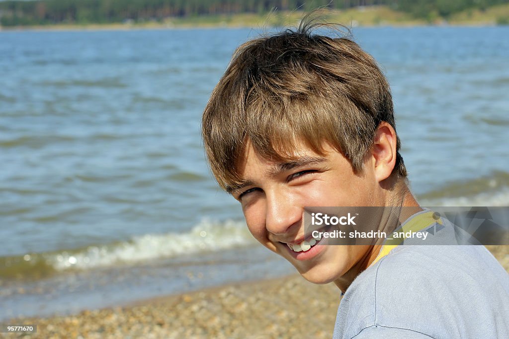 Menino perto da água - Royalty-free Adolescente Foto de stock