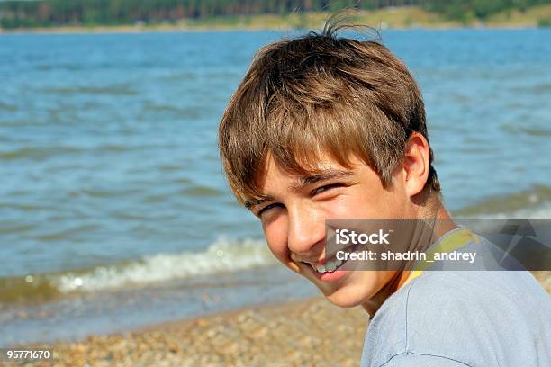 Menino Perto Da Água - Fotografias de stock e mais imagens de Adolescente - Adolescente, Adolescência, Ao Ar Livre