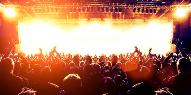 istock Live music in a live venue with spectators 957730032