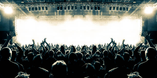 istock Live music in a live venue with spectators 957730038