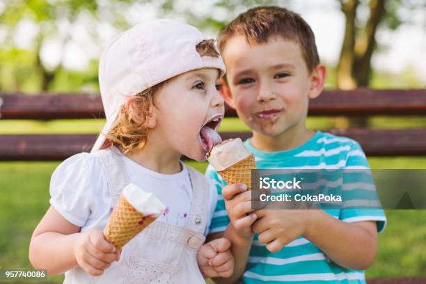 Niño Compartir El Helado Con Su Hermana Foto de stock y más banco de imágenes de Niño - Niño, Helado - Comida dulce congelada, Compartir