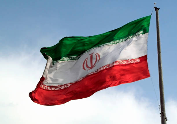 bandera iraní en el viento - iranian flag fotografías e imágenes de stock