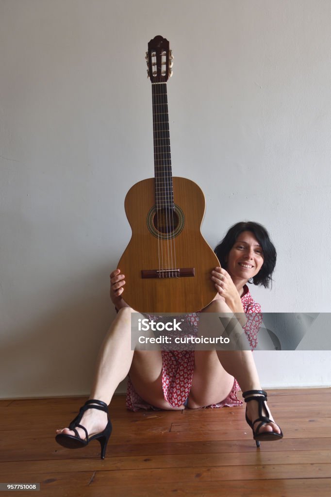 Mujer con guitarra - Foto de stock de Guitarra libre de derechos