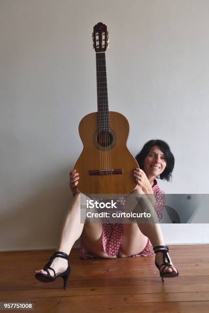 Mujer Con Guitarra Foto de stock y más banco de imágenes de Guitarra - Guitarra, Electricidad, España