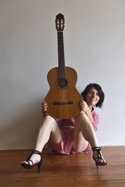 женщина с гитарой - full hair стоковые фото и изображения