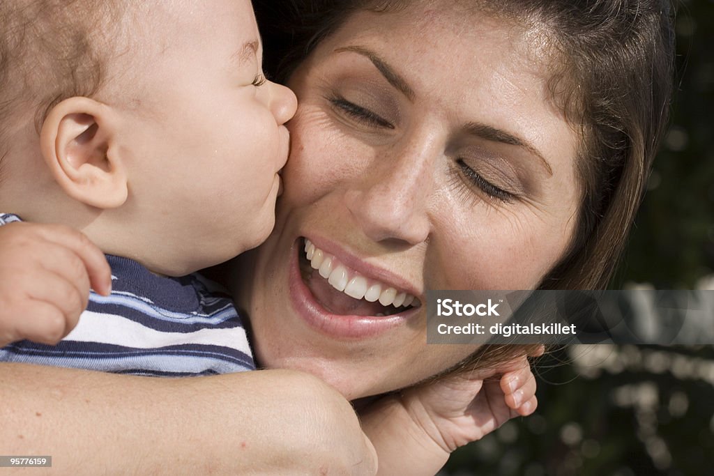 Madre e figlio di serie - Foto stock royalty-free di Accudire