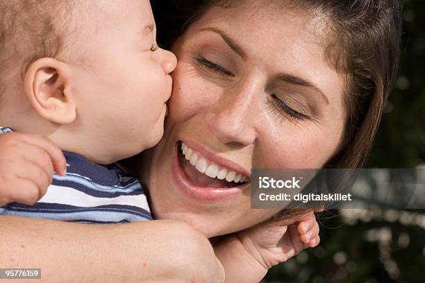 Madre E Figlio Di Serie - Fotografie stock e altre immagini di Accudire - Accudire, Adulto, Ambientazione tranquilla