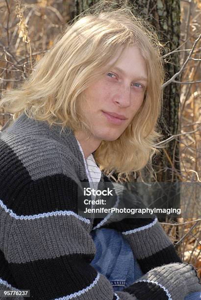 Foto de Jovem Com Cabelos Longos e mais fotos de stock de Adulto - Adulto, Bosque - Floresta, Cabelo Comprido