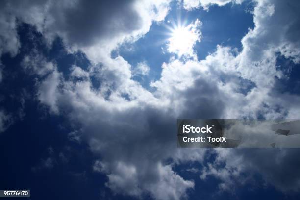 Sonne Und Wolken Stockfoto und mehr Bilder von Blau - Blau, Farbbild, Faszination