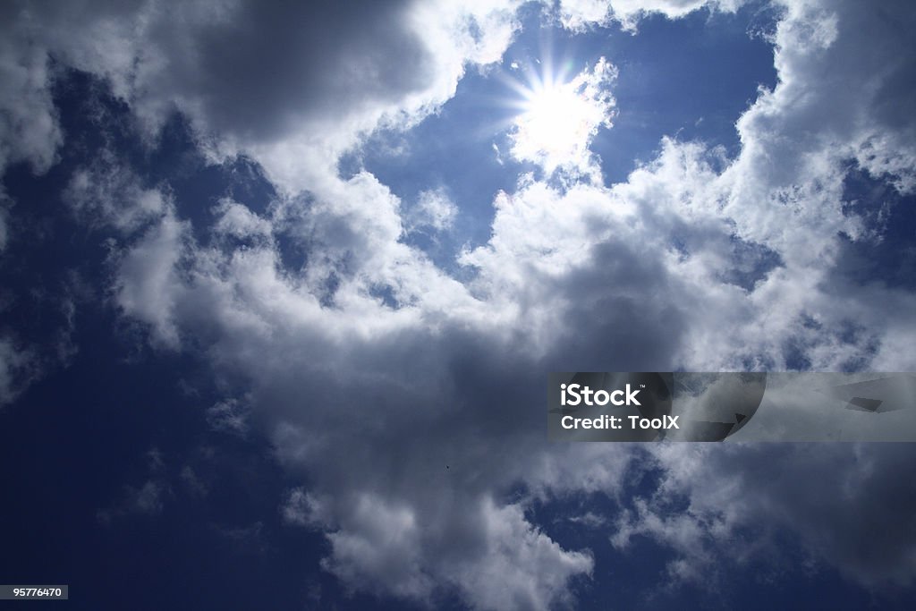 Sol e nuvens. - Foto de stock de Azul royalty-free