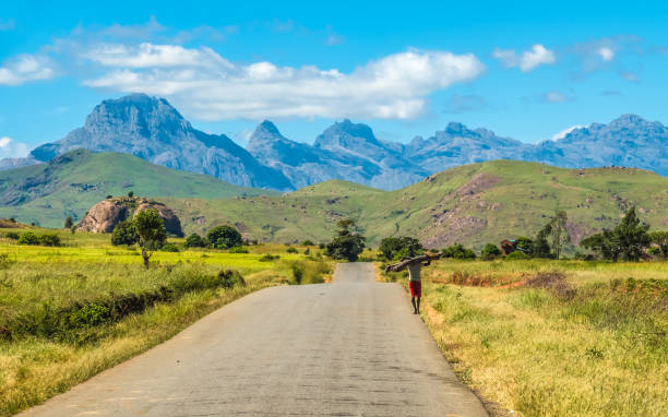 descalça as pessoas bara andam longas distâncias ao longo do lendário nacional rota 7 para trocar seus bens na parte sul do planalto central de madagascar. - foot long - fotografias e filmes do acervo