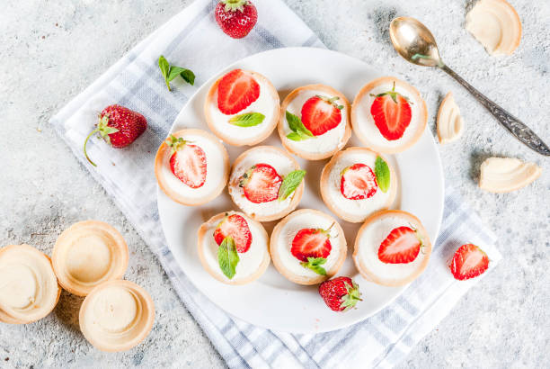 mini-cheesecakes avec des fraises - cheesecake syrup cottage cheese cream photos et images de collection