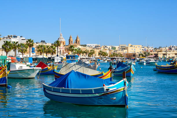 マルサシュ ロック港 - fishing village ストックフォトと画像