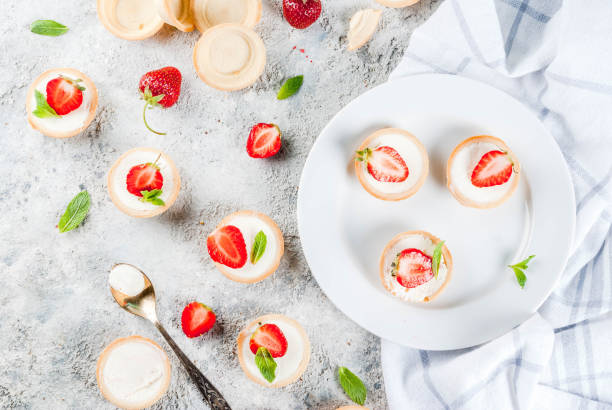 mini-cheesecakes avec des fraises - cheesecake syrup cottage cheese cream photos et images de collection