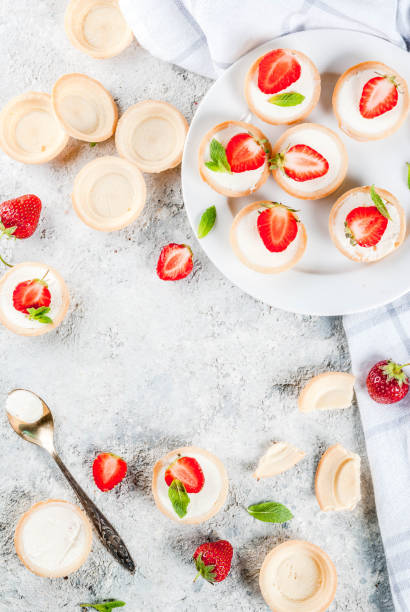 mini cheesecakes with strawberry - cheesecake small syrup cottage cheese imagens e fotografias de stock