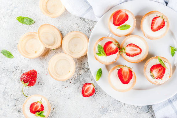 mini cheesecakes with strawberry - cheesecake small syrup cottage cheese imagens e fotografias de stock