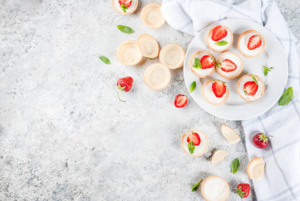 mini-cheesecakes avec des fraises - cheesecake syrup cottage cheese cream photos et images de collection