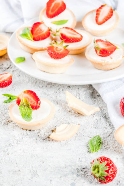 mini cheesecakes with strawberry - cheesecake small syrup cottage cheese imagens e fotografias de stock