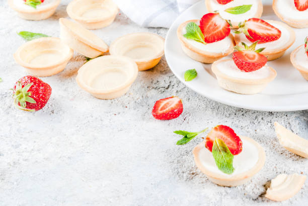 mini cheesecakes with strawberry - cheesecake small syrup cottage cheese imagens e fotografias de stock