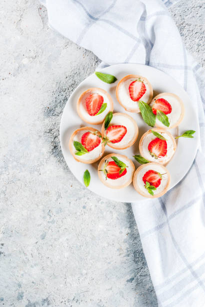 mini cheesecakes with strawberry - cheesecake small syrup cottage cheese imagens e fotografias de stock