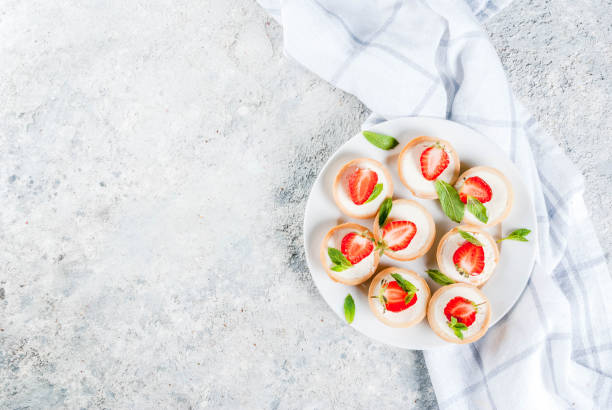 mini cheesecakes with strawberry - cheesecake small syrup cottage cheese imagens e fotografias de stock