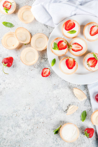 mini cheesecakes with strawberry - cheesecake small syrup cottage cheese imagens e fotografias de stock