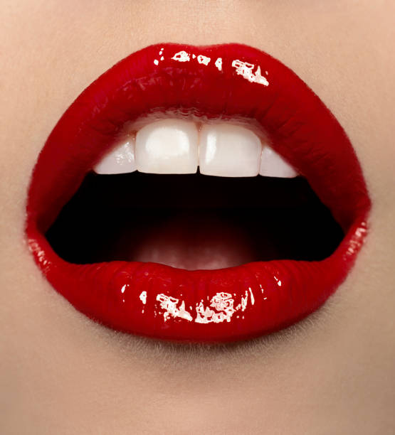 close-up de la bouche avec rouge brillant et dents blanches - sexy lips photos et images de collection