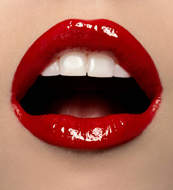 крупным планом рта с красным блеском и белыми зубами - sexy lips стоковые фото и изображения