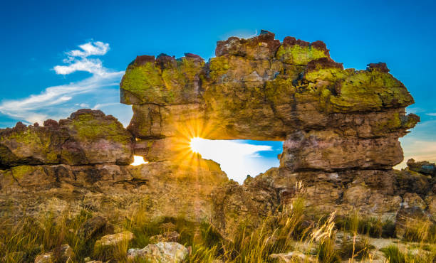 Stunning rock formations, Isalo National Park, Ihorombe region, Madagascar. Known for its wide variety of terrain, including sandstone formations, deep canyons, a palm-lined oases, and grassland, and rich wildlife impresionante región de roca formaciones, parque nacional de isalo, ihorombe, madagascar. conocida por su amplia variedad de terreno, incluyendo formaciones de arenisca, profundos cañones, un oasis de palmeras y pastizales y rica fauna silvestre