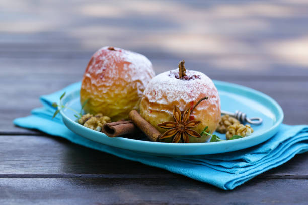 four pommes avec cannelle - baked apple food meal dessert photos et images de collection