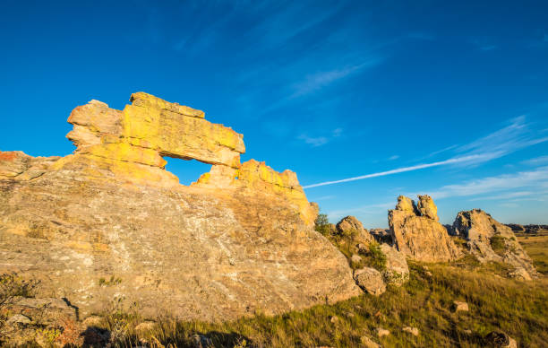 Stunning rock formations, Isalo National Park, Ihorombe region, Madagascar. Known for its wide variety of terrain, including sandstone formations, deep canyons, a palm-lined oases, and grassland, and rich wildlife impresionante región de roca formaciones, parque nacional de isalo, ihorombe, madagascar. conocida por su amplia variedad de terreno, incluyendo formaciones de arenisca, profundos cañones, un oasis de palmeras y pastizales y rica fauna silvestre