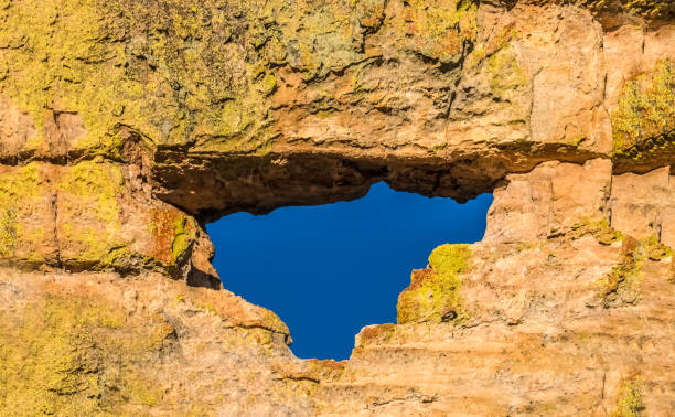 Stunning rock formations, Isalo National Park, Ihorombe region, Madagascar. Known for its wide variety of terrain, including sandstone formations, deep canyons, a palm-lined oases, and grassland, and rich wildlife impresionante región de roca formaciones, parque nacional de isalo, ihorombe, madagascar. conocida por su amplia variedad de terreno, incluyendo formaciones de arenisca, profundos cañones, un oasis de palmeras y pastizales y rica fauna silvestre
