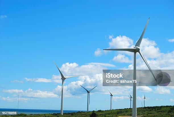 風力タービンファーム - くるくる回るのストックフォトや画像を多数ご用意 - くるくる回る, カラー画像, グリーンテクノロジー