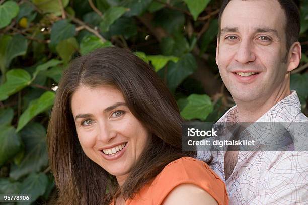 Atractiva Pareja Retratos Foto de stock y más banco de imágenes de A la moda - A la moda, Abrazar, Adulto