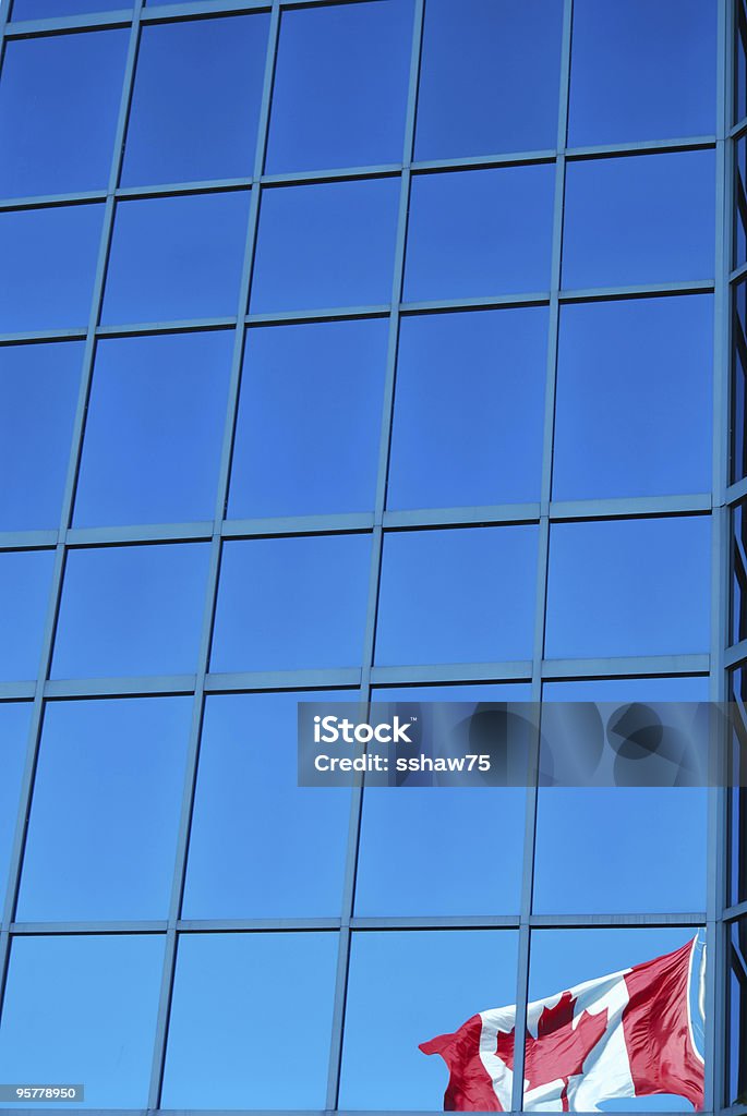 Riflessione di Bandiera del Canada Office Tower Windows - Foto stock royalty-free di Bandiera del Canada