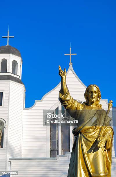 Oro Jesús Estatua En Frente De La Iglesia Foto de stock y más banco de imágenes de Cristo el Redentor - Cristo el Redentor, Jesucristo, Arte - iStock Oro Jesús Estatua En Frente De La Iglesia Foto de stock y más banco de imágenes de Cristo el Redentor - Cristo el Redentor, Jesucristo, Arte - iStock
