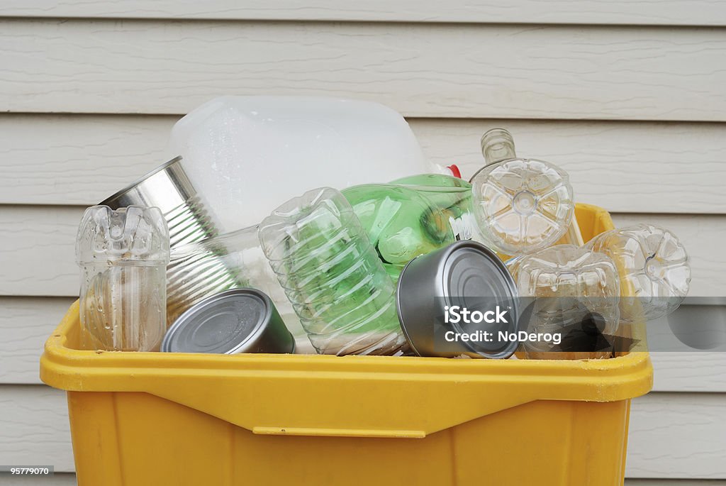 Recyclage de bouteilles et de canettes - Photo de Bouteille libre de droits