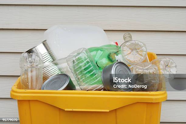 Foto de A Reciclagem De Garrafas E Latas e mais fotos de stock de Amarelo - Amarelo, Cheio, Contéiner de Plástico