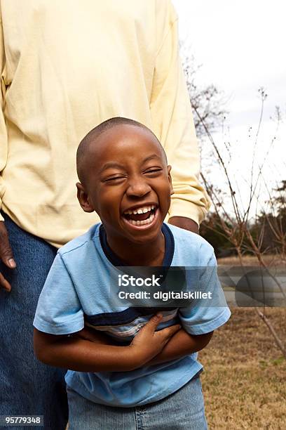 Giovane Bambino Ridere - Fotografie stock e altre immagini di Adulto - Adulto, Adulto in età matura, Afro