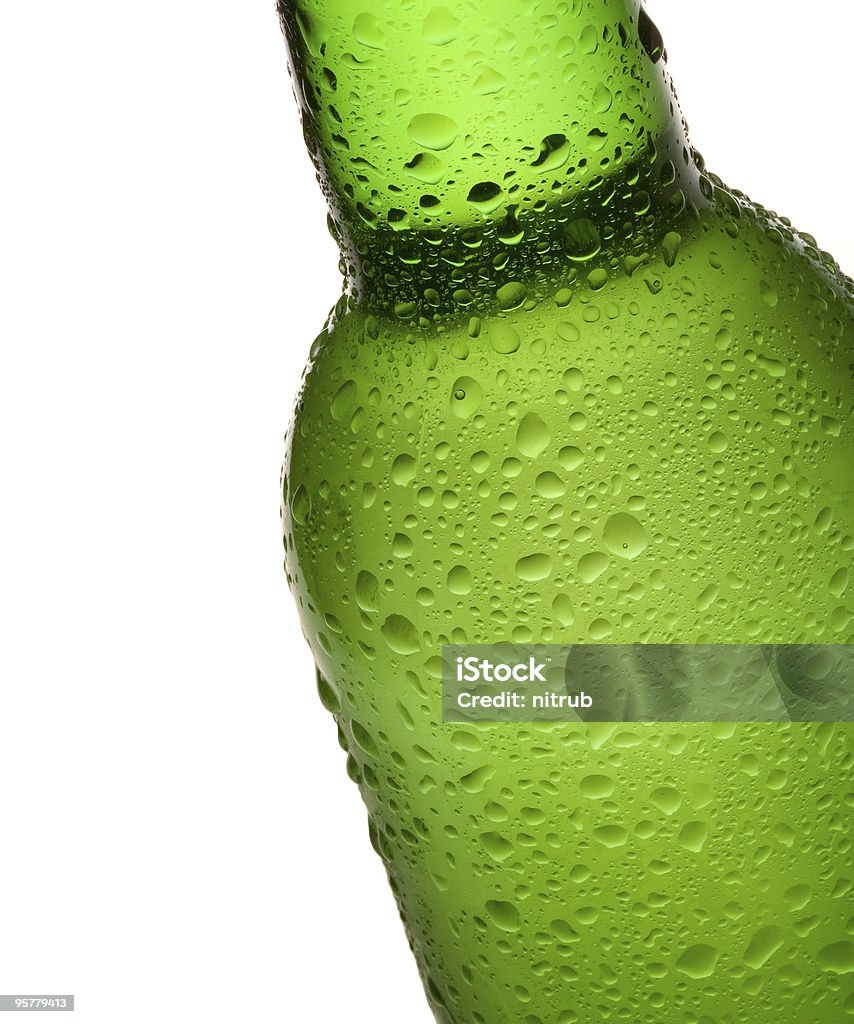 Garrafa de cerveja com água cai - Foto de stock de Bebida alcoólica royalty-free