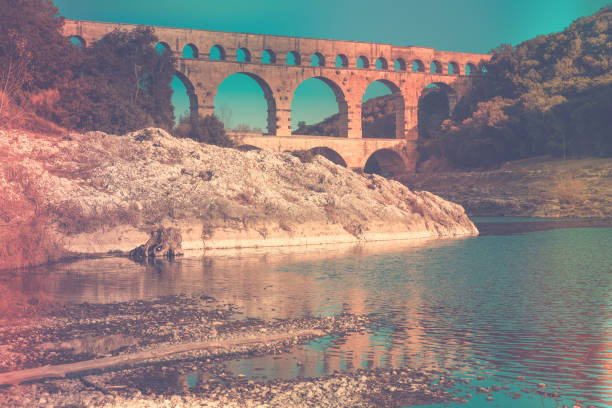 pont du gard – starożytny rzymski most w południowej francji - aqueduct roman ancient rome pont du gard zdjęcia i obrazy z banku zdjęć
