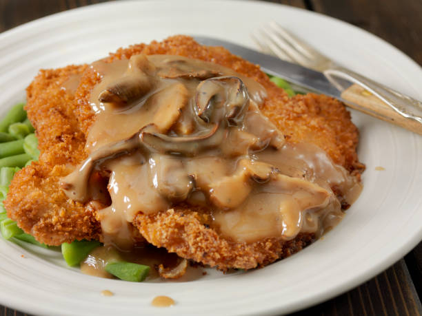 schnitzel com molho de cogumelos e feijão verde - cutlet schnitzel pork scaloppini - fotografias e filmes do acervo