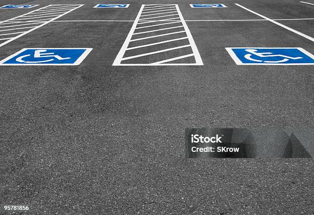 Miejsca Parkingowe Dla Osób Niepełnosprawnych - zdjęcia stockowe i więcej obrazów Parking - Parking, Pasiasty, Niebieski