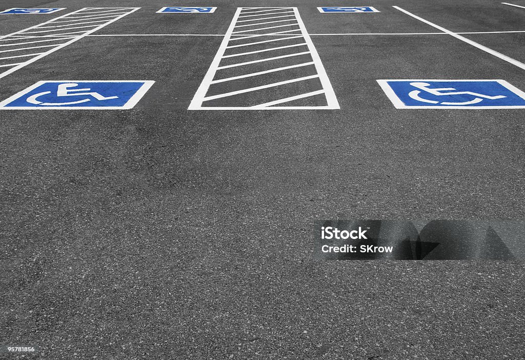 Vagas de estacionamento para deficientes - Foto de stock de Estacionamento de carros royalty-free