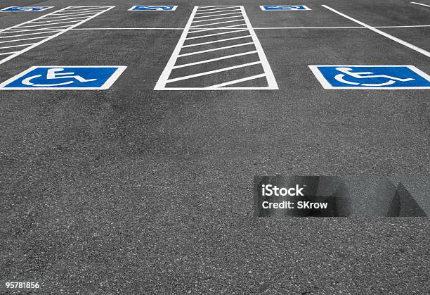 Foto de Vagas De Estacionamento Para Deficientes e mais fotos de stock de Estacionamento de carros - Estacionamento de carros, Listrado, Azul